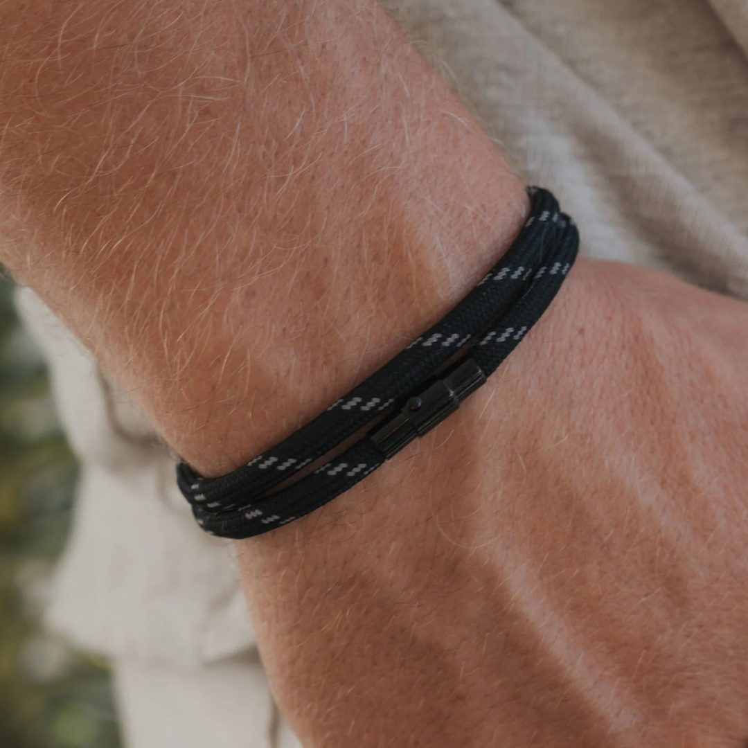 Pulseira de Corda Preta Minimalista Coral Pulse | Compre Agora